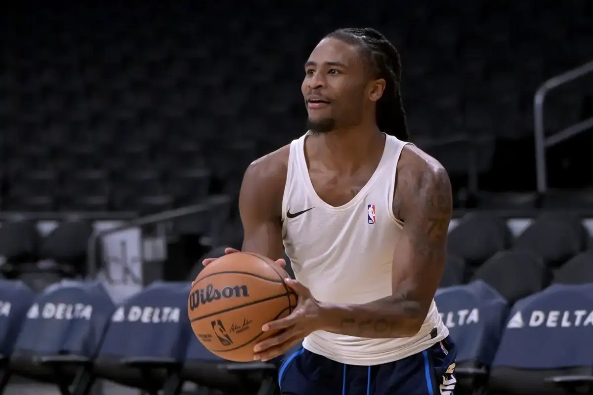 Oklahoma City Thunder guard Cason Wallace (22) warms up prior to the game against the Los Angeles Lakers at Crypto.com Arena.