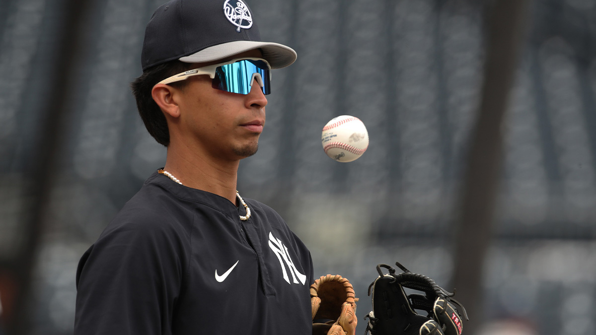 Oswaldo Cabrera leaves Mariners game in ambulance with lower-body injury