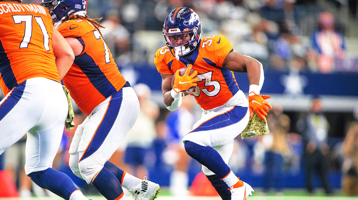 Denver Broncos running back Javonte Williams (33) in action during the game between the Dallas Cowboys and the Denver Broncos at AT&T Stadium.
